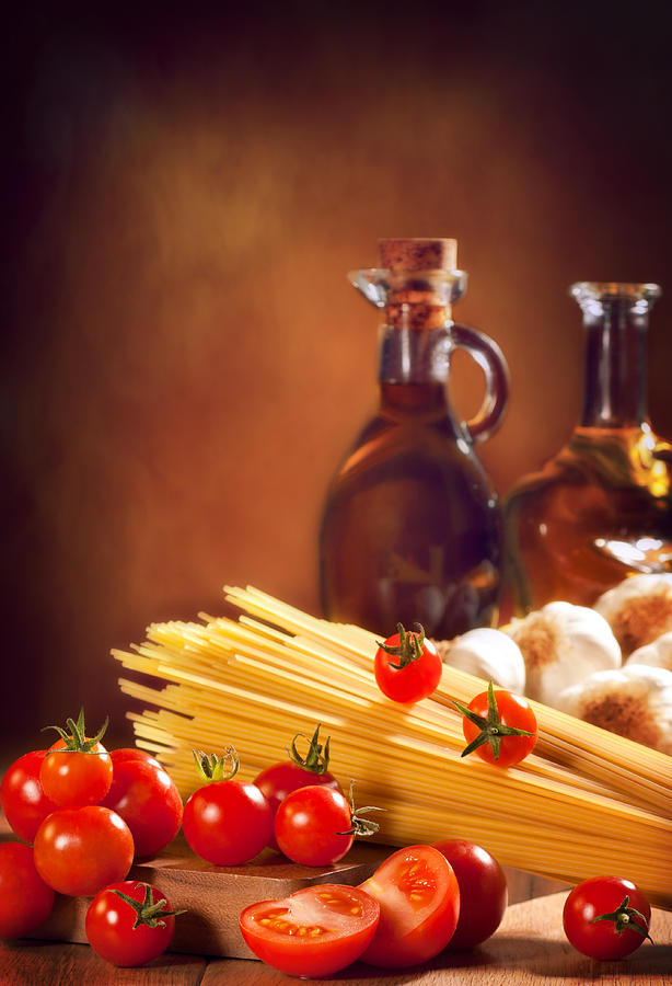 Tomato Photograph - Spaghetti Pasta With Tomatoes and Garlic by Amanda Elwell