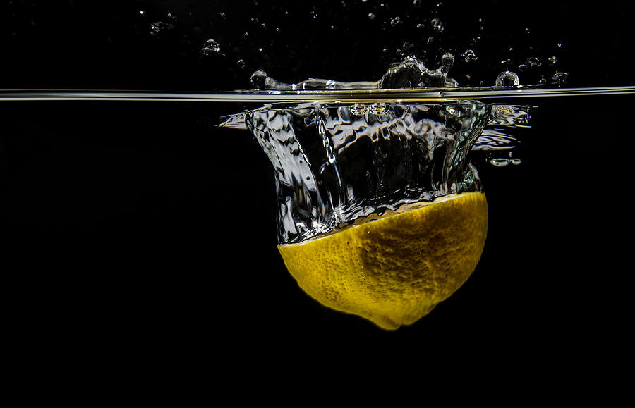 Splash lemon Photograph by Paulo Goncalves