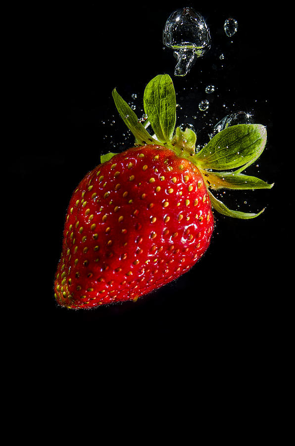 Splash strawberry Photograph by Paulo Goncalves