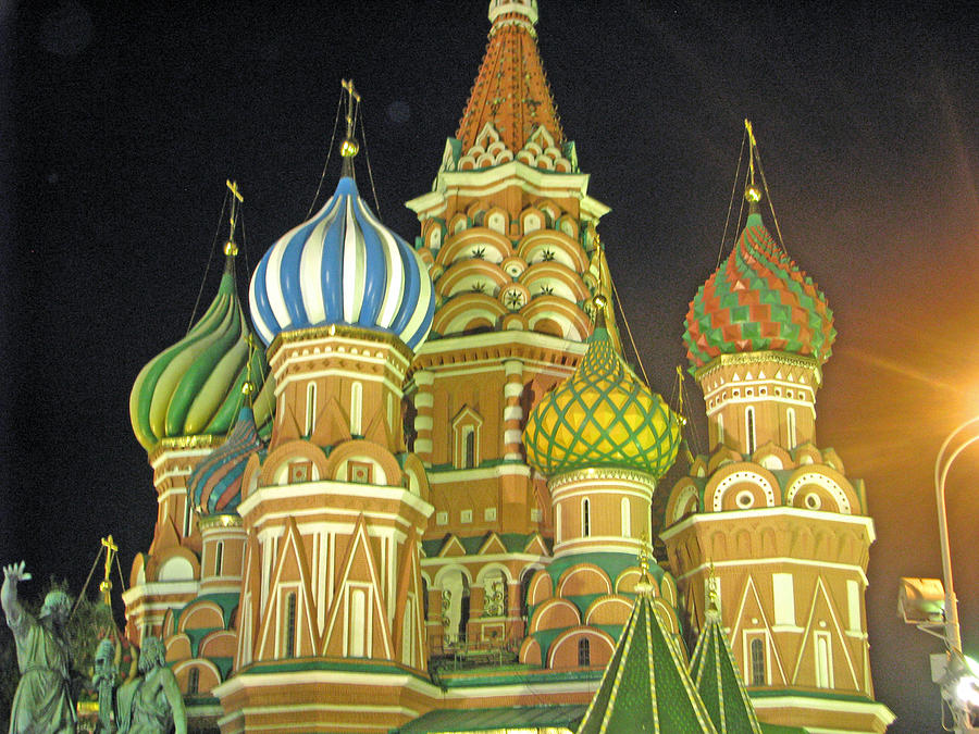 St Basil's Cathedral Moscow at Night Painting by Robert Gerdes - Fine ...