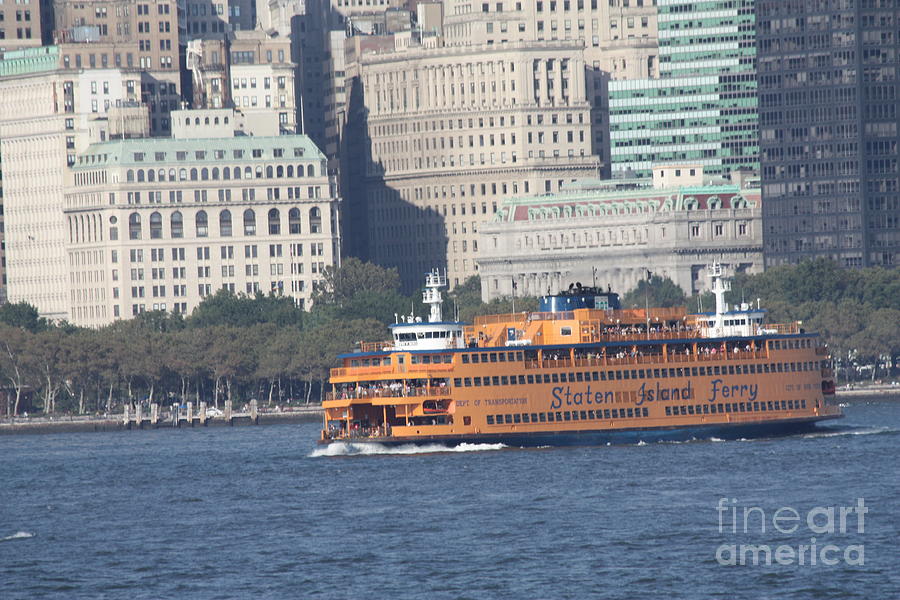 Staten Island Ferry Leaving Manhattan Photograph by John Telfer