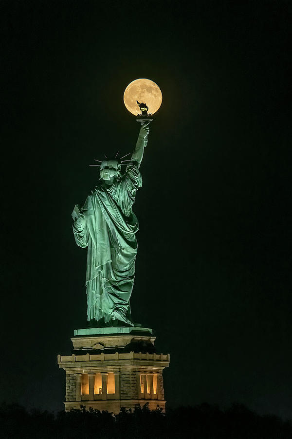 Statue Of Liberty Photograph - Statue Of Liberty by Hua Zhu