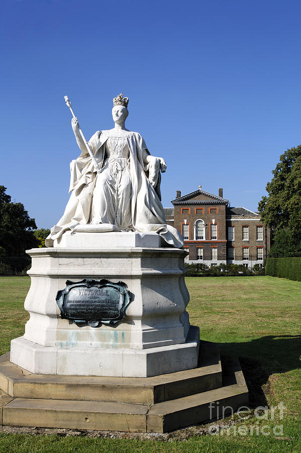 Victoria statue, Hull, Yorkshire | The statue of Queen 