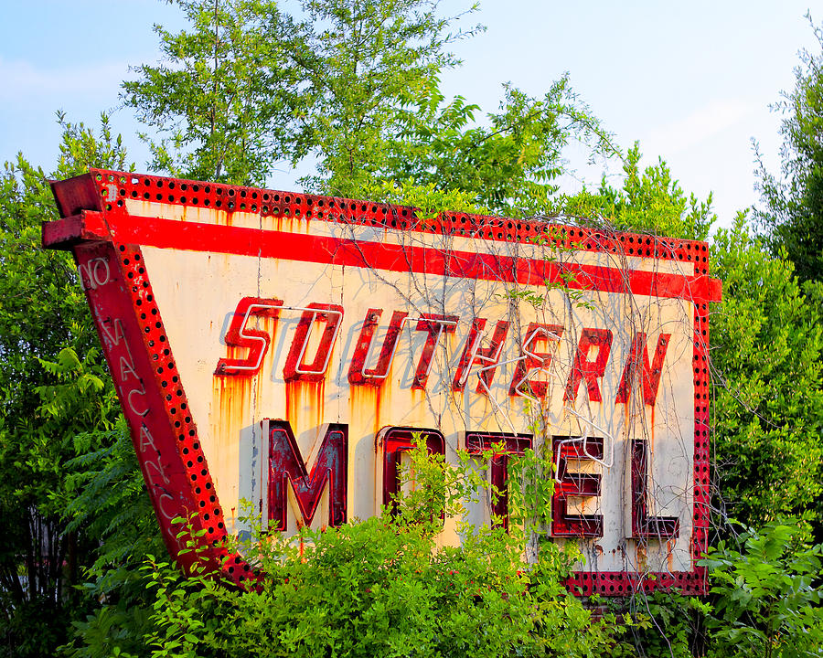 Stopping By The Southern Motel - Vintage Roadside Georgia Photograph by Mark Tisdale