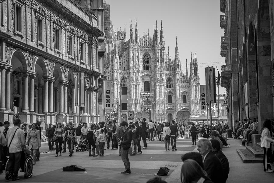 Street Scene At Milan With Duomo Photograph by Arnaldo Torres