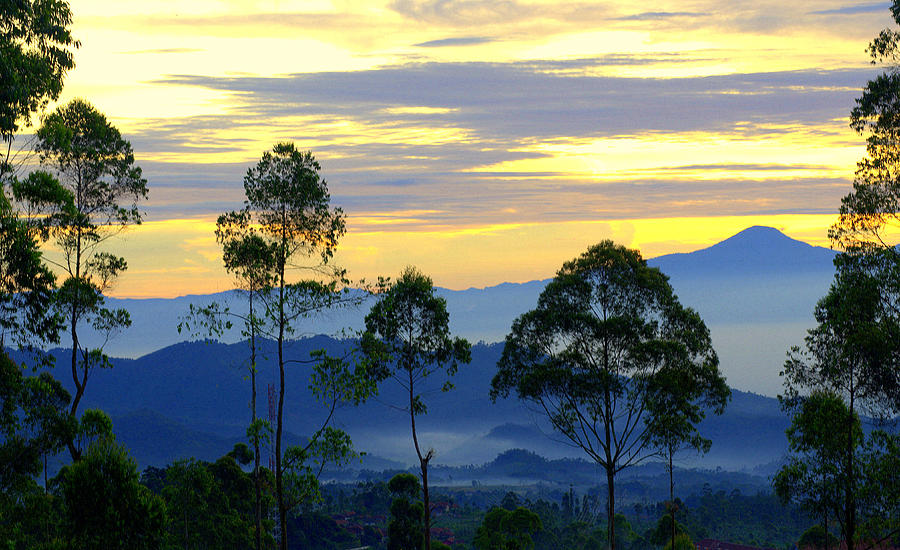 Sunrise Photograph - Sunrise Over The Blue Mountains by Erwin Sembiring