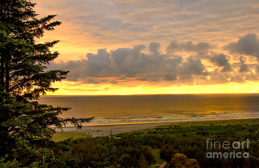 Sunset Over The Pacific Ocean Photograph by Robert Bales