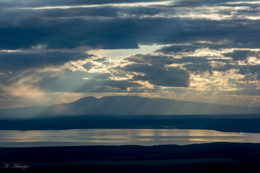 Sunset Rays Over Mount Susitna Photograph by Andrew Matwijec