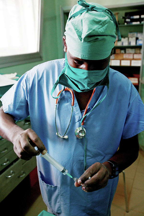 Surgeon In An Operating Theatre Photograph by Mauro Fermariello/science Photo Library