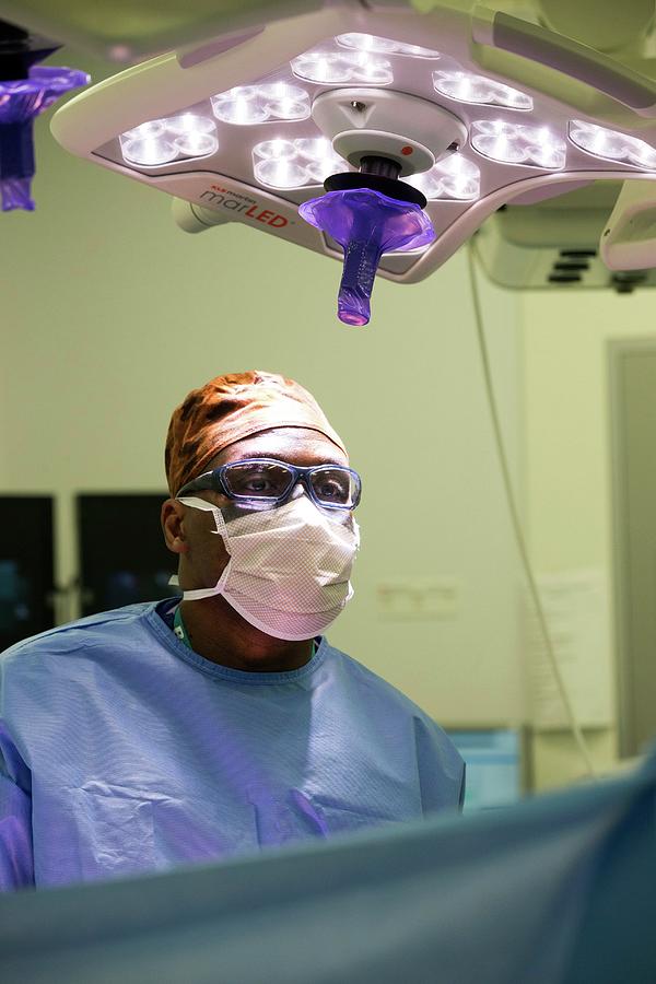 Surgeon Performing An Operation Photograph by Mark Thomas/science Photo Library