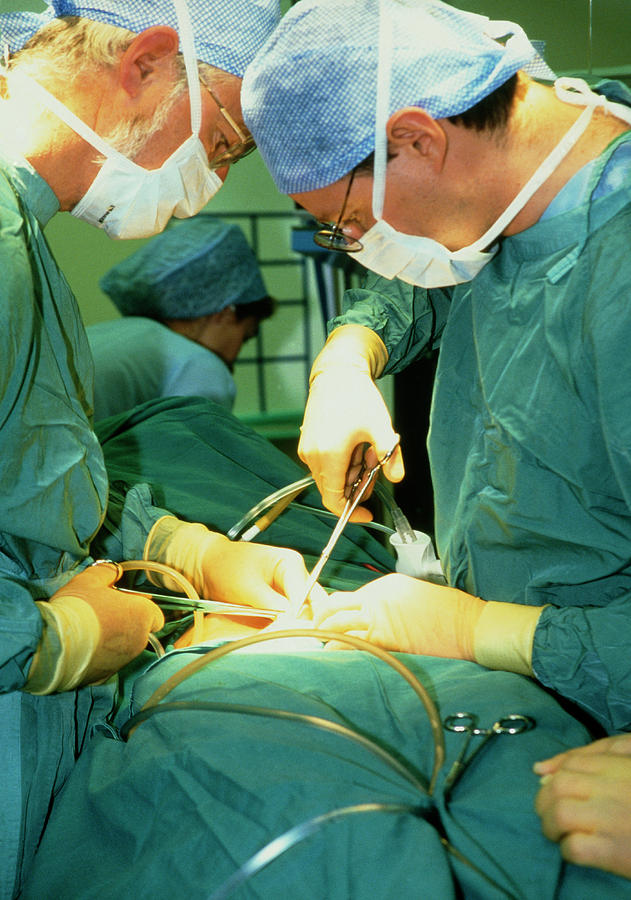 Surgeons Performing A Gall Bladder Removal Photograph by Antonia Reeve ...