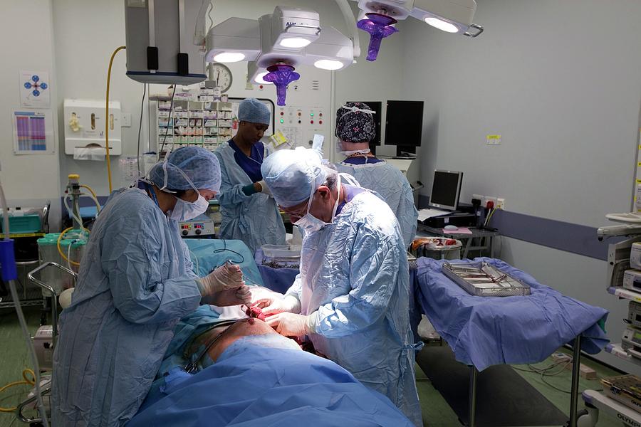 Surgeons Performing Surgery Photograph by Mark Thomas/science Photo Library