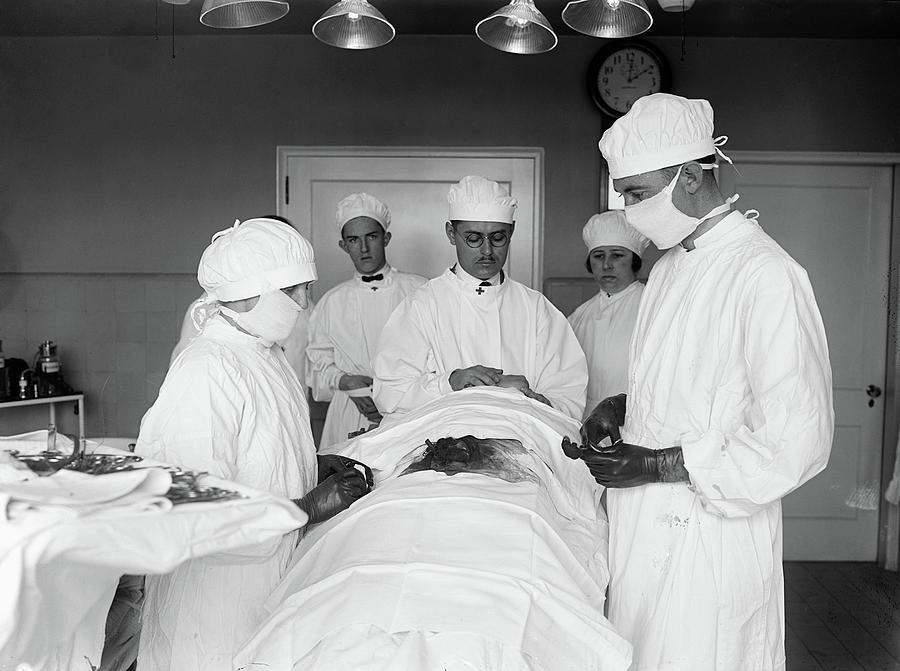 Surgery, 1922 Photograph by Granger