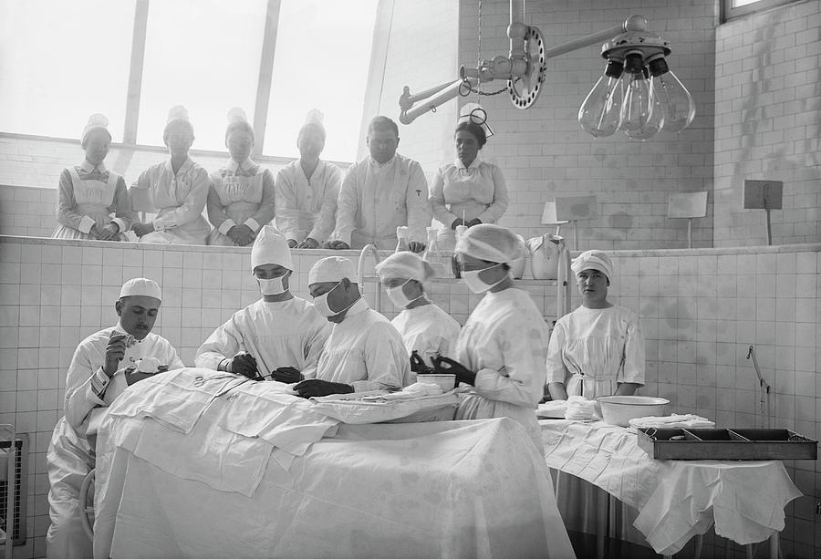 Surgical Lesson Photograph by Library Of Congress