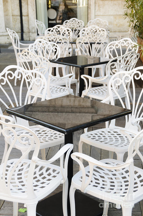 City Photograph - Tables at an outdoor cafe by Oscar Gutierrez