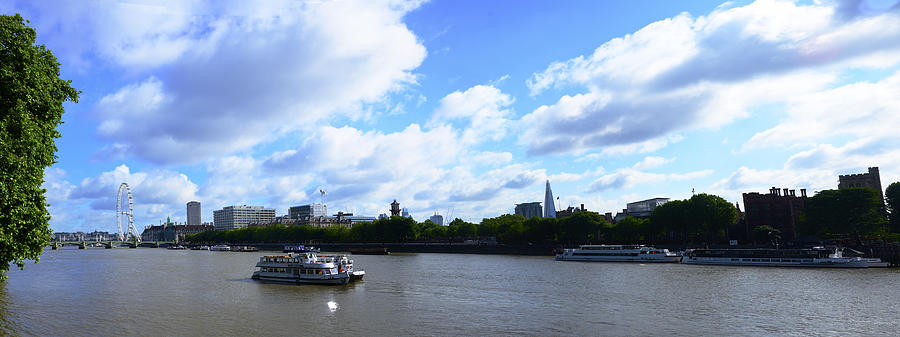 Thames with Blue Sky and Puffy Clouds Photograph by Richard Henne