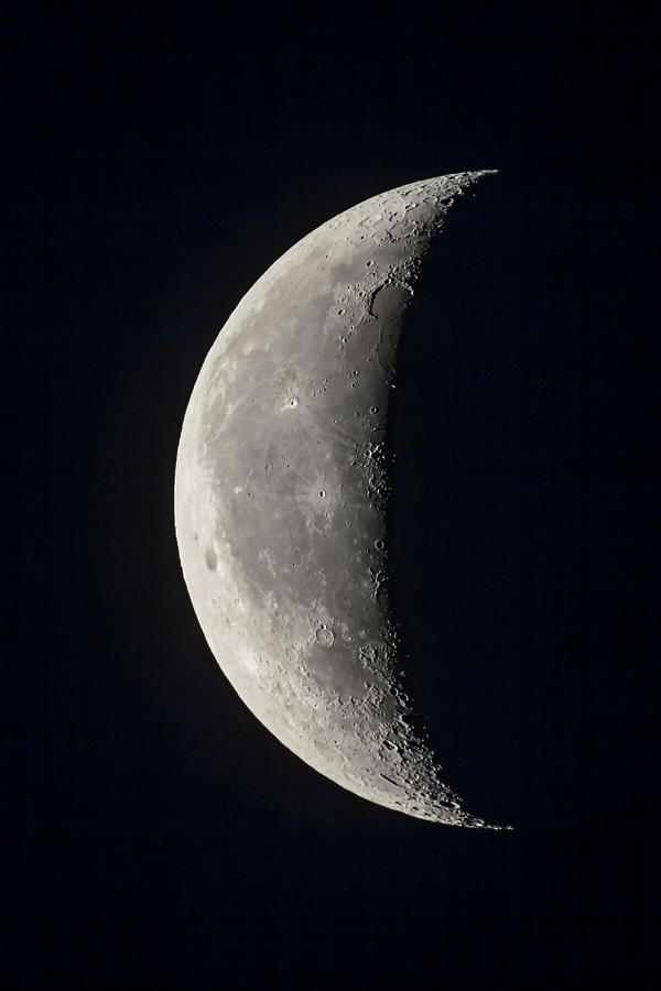 https://images.fineartamerica.com/images-medium-large-5/the-23-day-old-waning-crescent-moon-alan-dyer.jpg