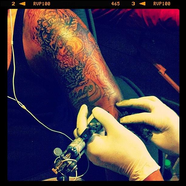 Imagination Photograph - The Artist Payne In Action. Tattoo by Eyeamnikkib Bruce
