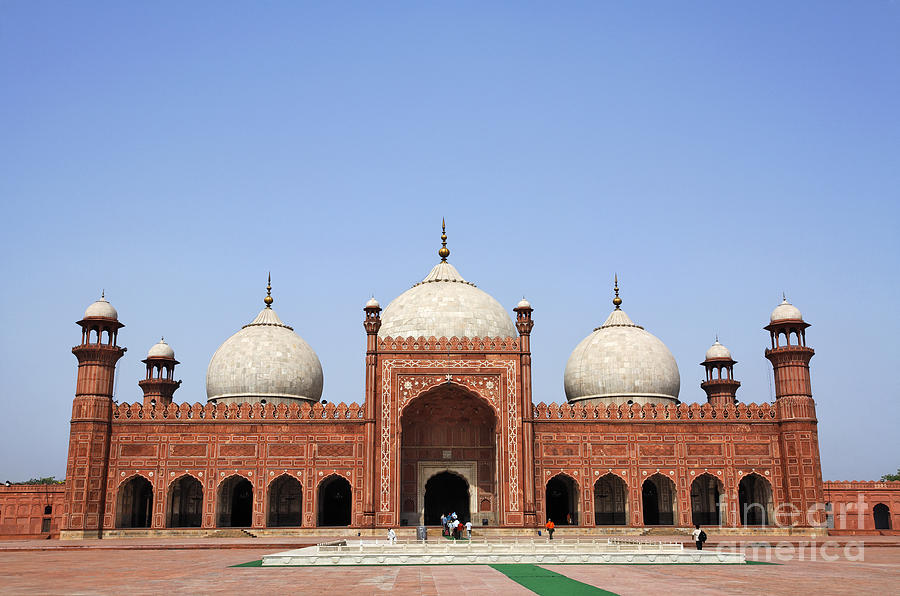 The Badshahi mosque in Lahore Pakistan Photograph by Robert Preston ...