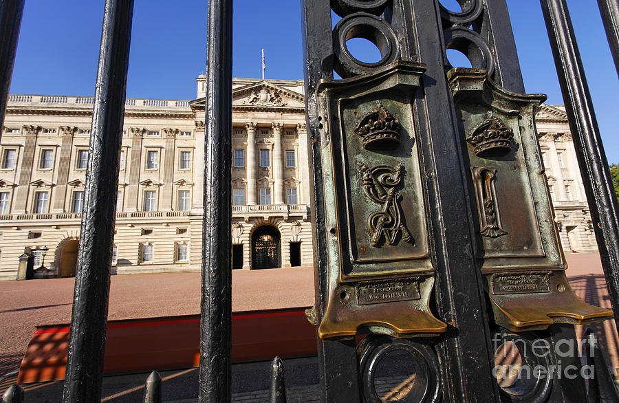 London Photograph - The gates of Buckingham Palace in London England by Robert Preston