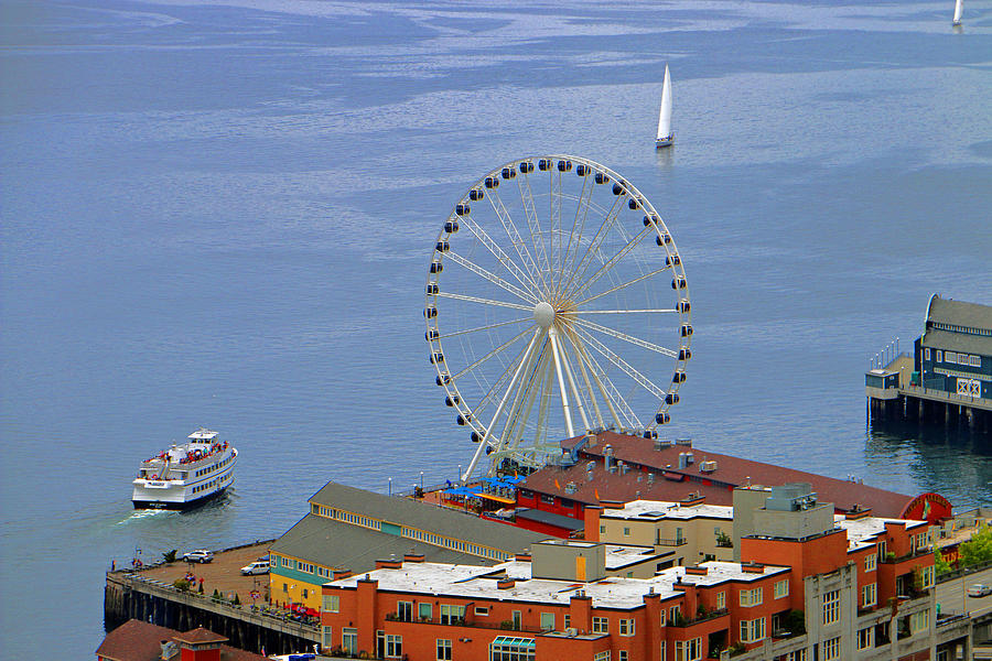 Seattle Photograph - The Great Seattle Wheel by Brad Walters