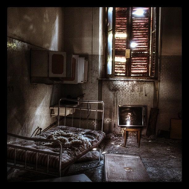 Bed Photograph - The insane place by Gabriele Zucchella