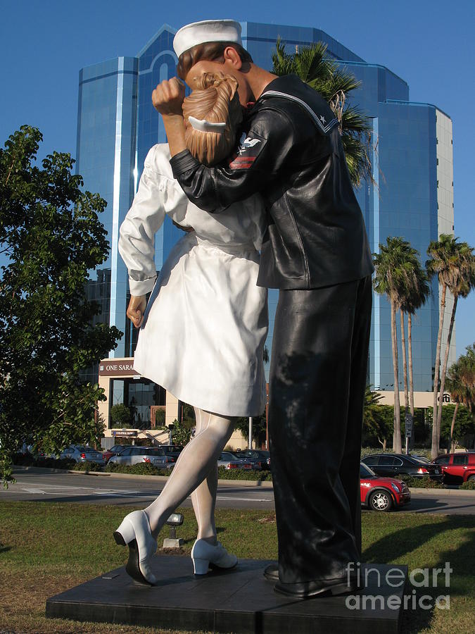 The Kiss Sailor And Nurse Sarasota Photograph By Christiane Schulze