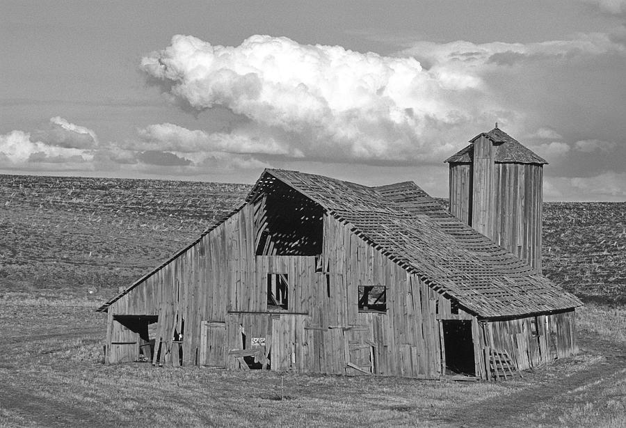 The Lewiston Breaks Barn Photograph by Doug Davidson