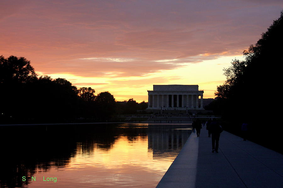 Tree Photograph - The Lincoln Memorial by Sam Long