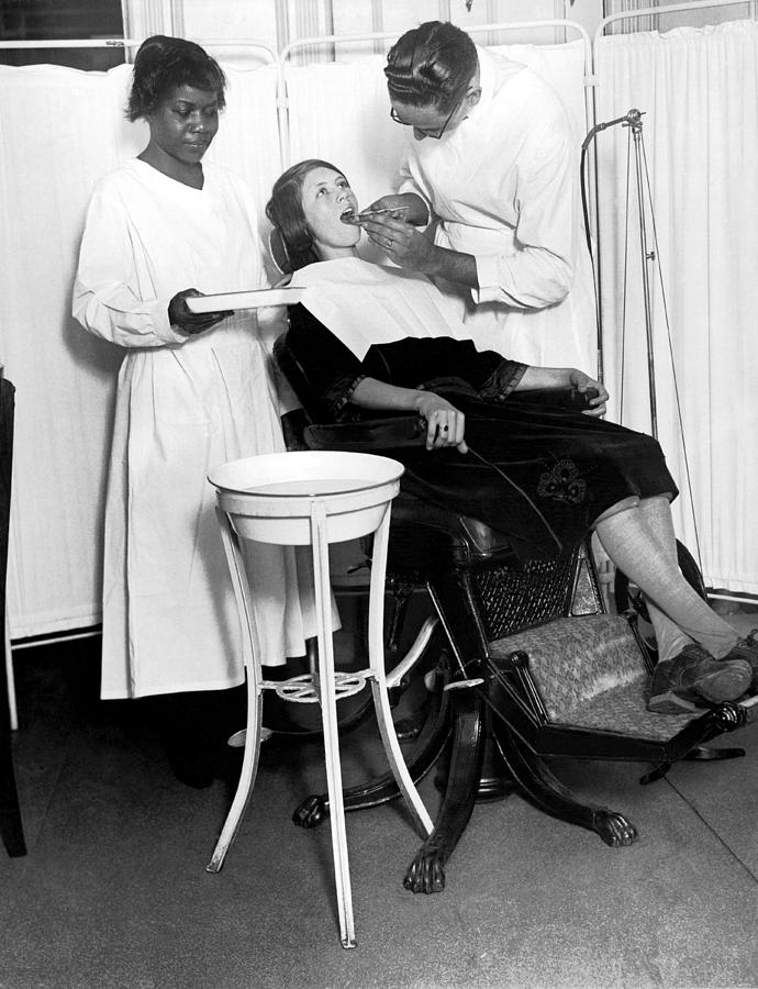 Harlem Photograph - The North Harlem Dental Clinic by Underwood Archives