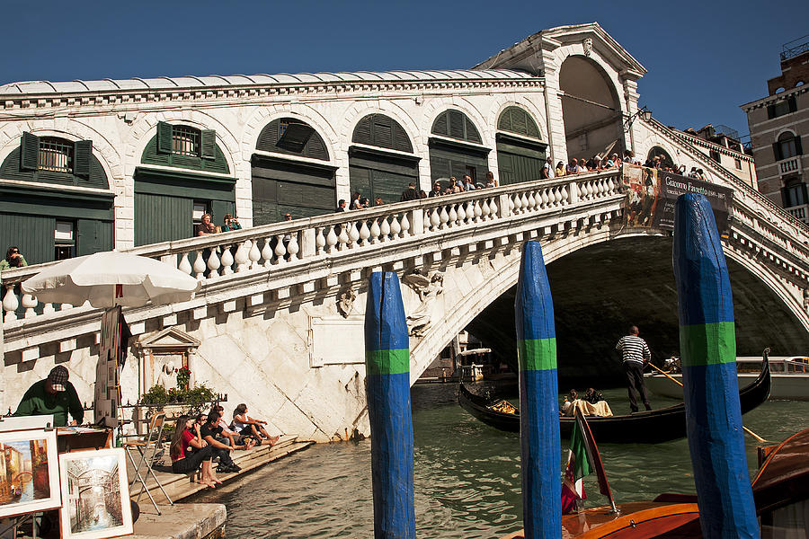 The Rialto Bridge of Venice Photograph by Doug Davidson