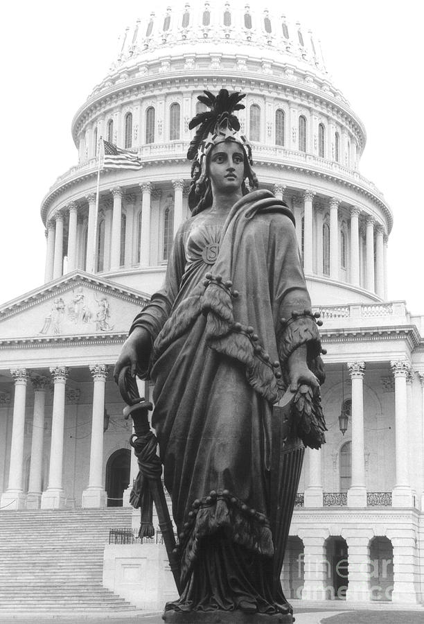Lady freedom lady liberty. Статуя на Капитолии в Вашингтоне. Капитолий статуя на куполе. Скульптура на куполе Капитолия США. Статуя свободы Капитолий.