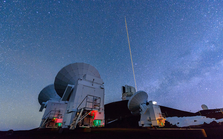 Planet Photograph - The Submillimeter Array and Subaru 2 by Jason Chu