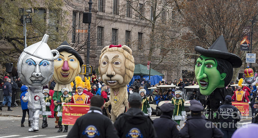 The Wizard of Oz at Macys Thanksgiving Day Parade Photograph by David Oppenheimer