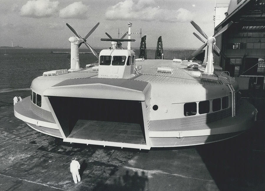 The World’s Largest Hovercraft Sr. N4 Makes Its First Public Appearance ...