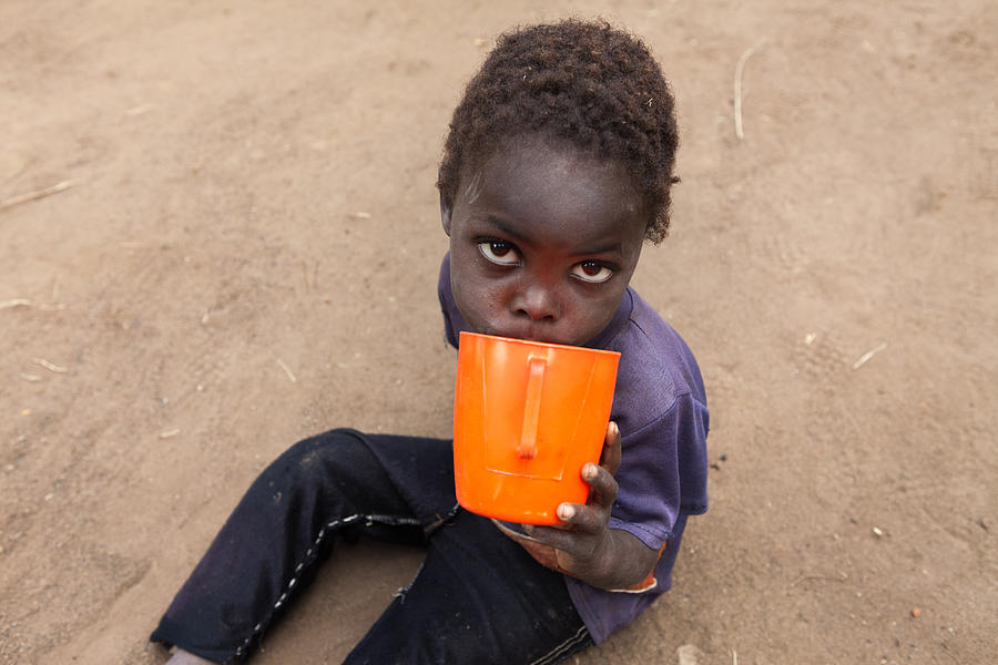 Thirsty boy with cup of water (Malawi, 2016) Photograph by Guido Dingemans, De Eindredactie