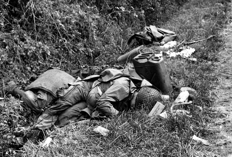 Three Dead U.s. Airborne Troops Photograph by Everett - Pixels