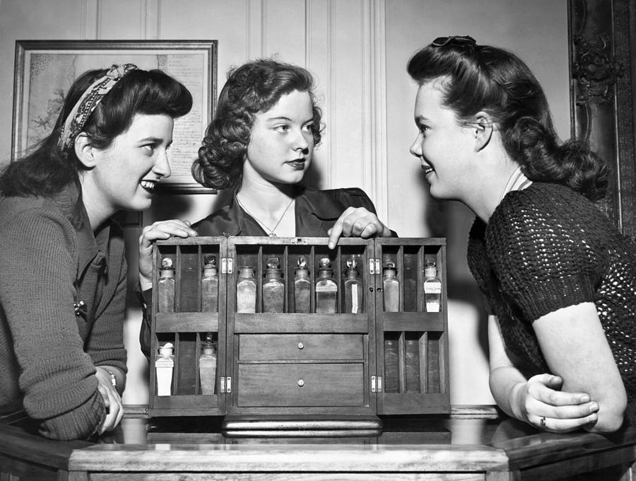 Three Women Examine Exhibit Photograph by Underwood Archives