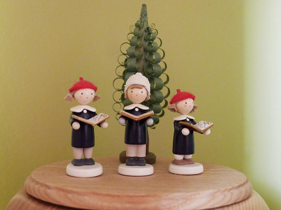 Tiny Carolers Photograph by Richard Reeve