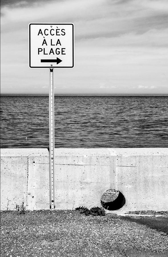 Black And White Photograph - To the beach by Arkady Kunysz