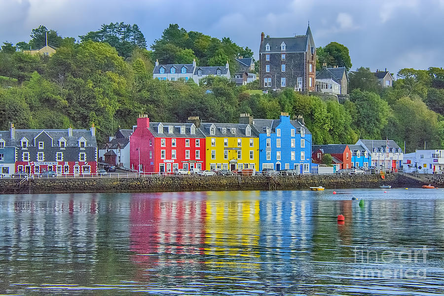 Tobermory Isle of Mull Photograph by Chris Thaxter