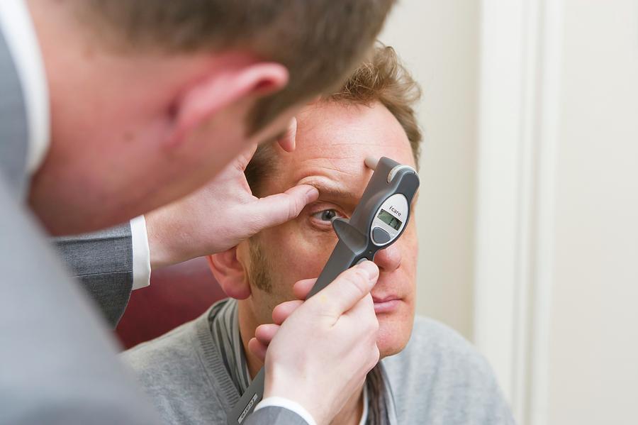 Tonometer Measuring Eye Pressur Photograph by Gustoimages/science Photo ...