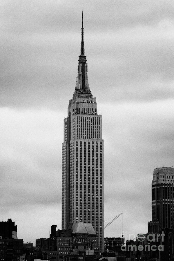 Top Of The Empire State Building Above Skyline And Grey Cloudy Sky New ...
