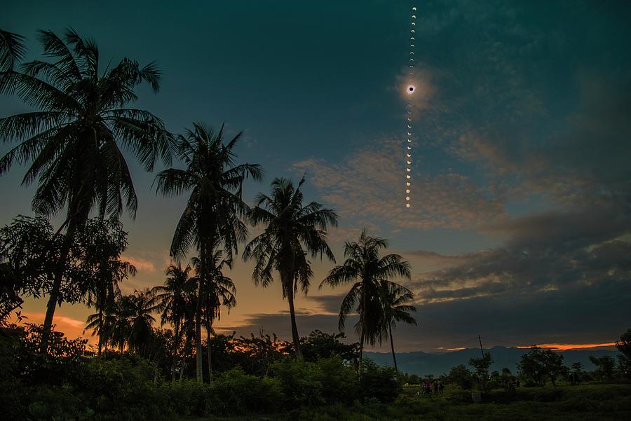 Total Solar Eclipse Of March 2016 Photograph by Juan Carlos Casado (starryearth.com) / Science Photo Library
