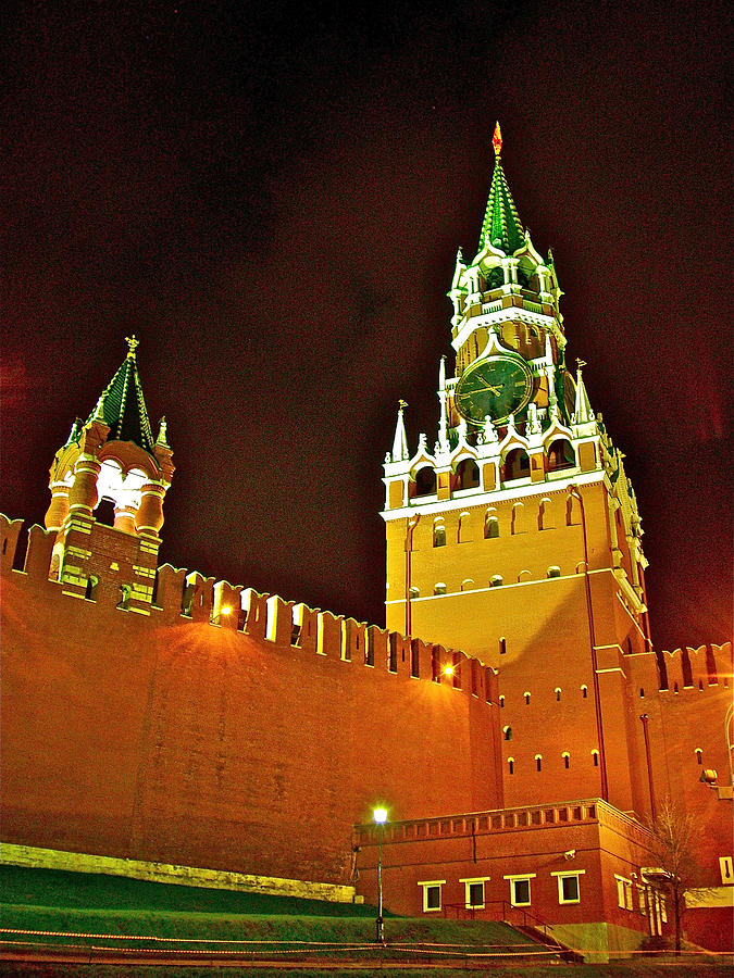 Tower And Wall Around Kremlin From Red Square In Moscow-Russia ...