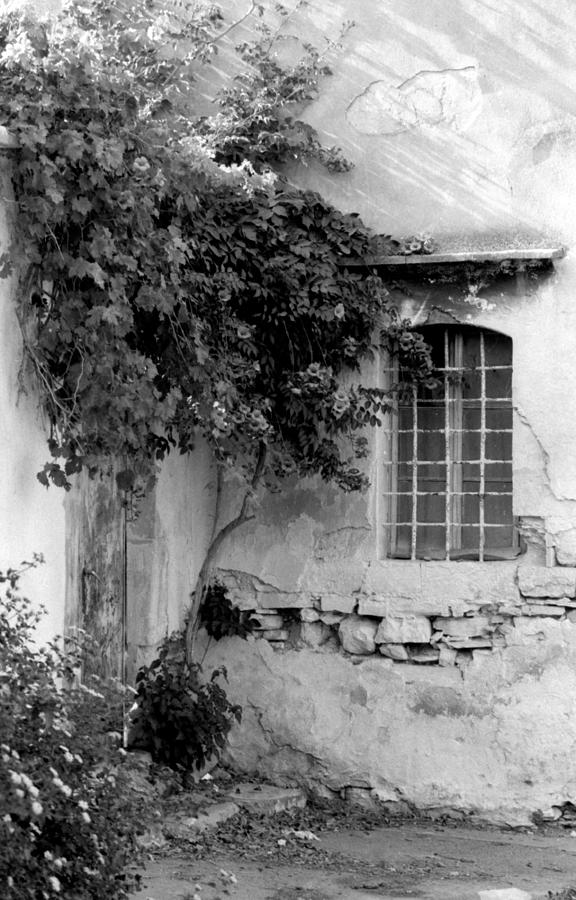 Black And White Photograph - Traditional home in Fres by Paul Cowan