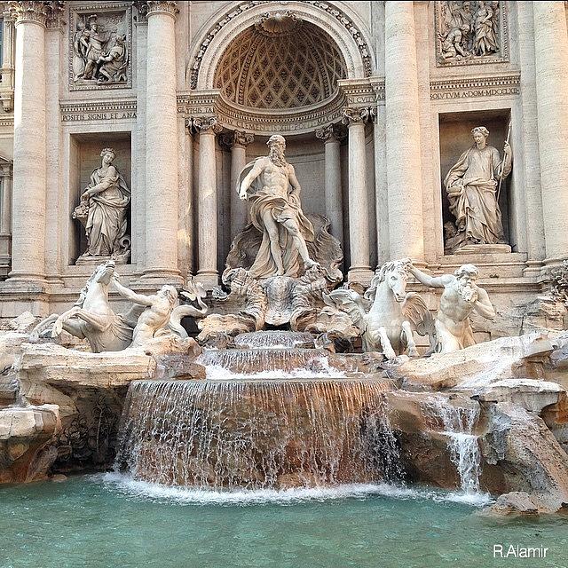 Rome Photograph - Trevi Fountain, #rome 🇮🇹
~throw by Raya Alamir