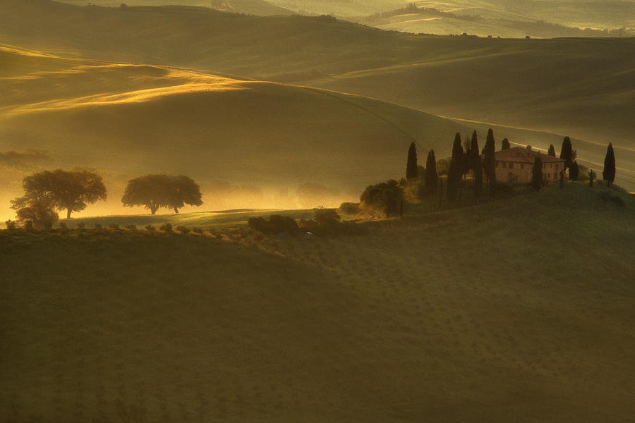 Nature Photograph - Tuscan Farmhouse by Andrew Soundarajan