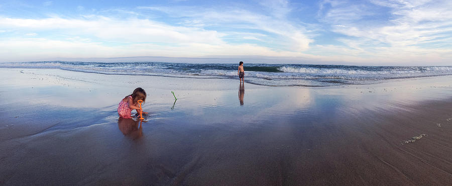 Two Children At The Beach Photograph by Guillermo Murcia