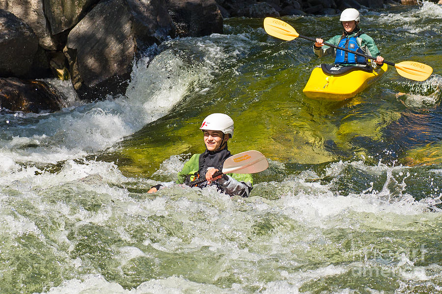Two kayakers on a fast river Photograph by Les Palenik